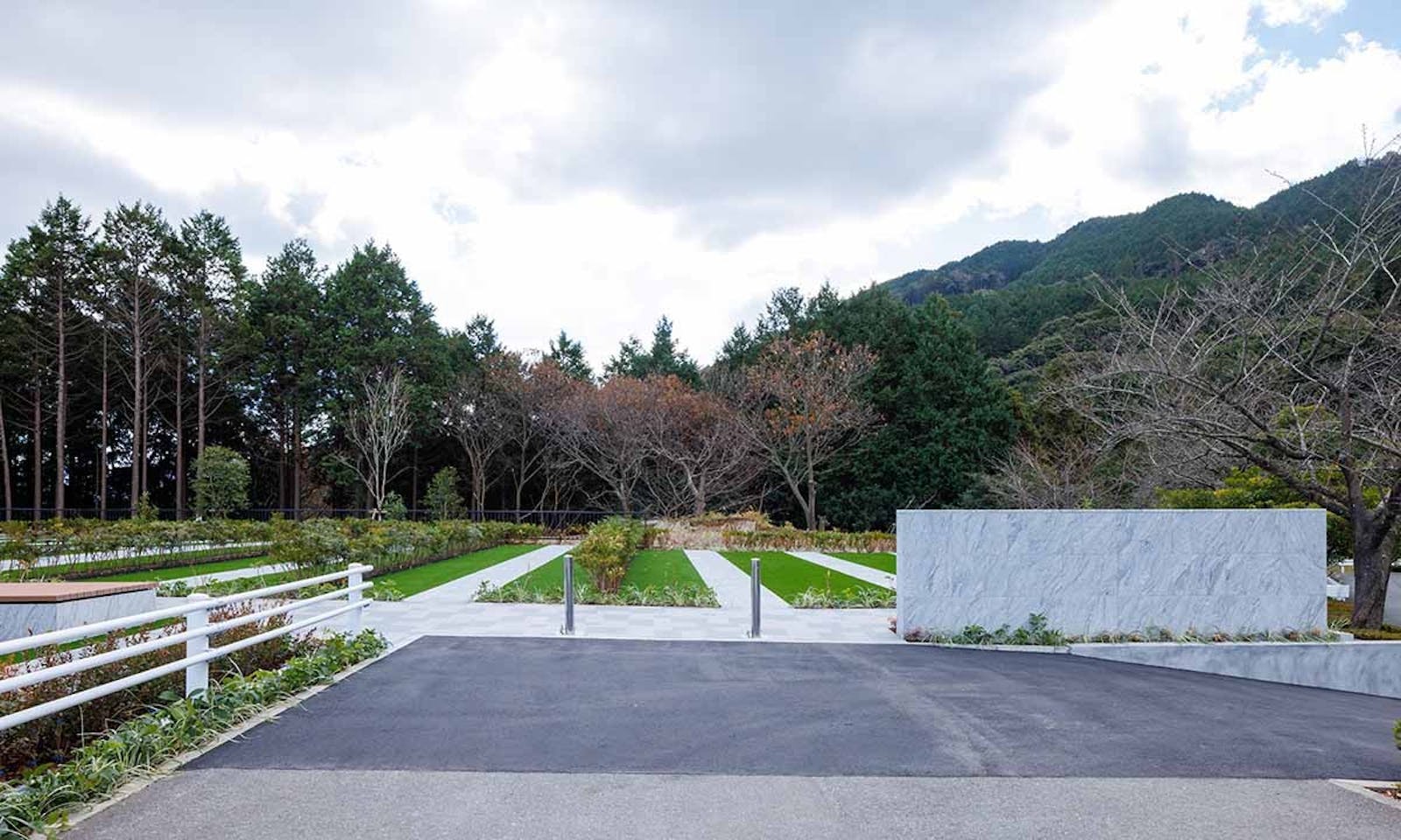 11区 新区画 入口 — 白い石碑のゲートと緑のアプローチが迎える新しい墓所エリア